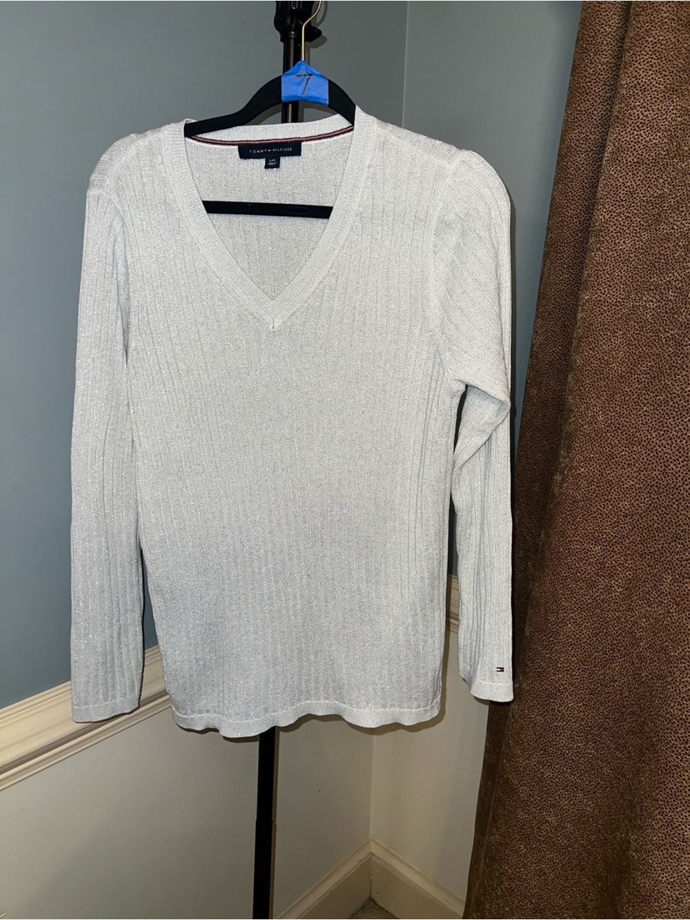 Tommy Hilfiger Women's Light Silver V-Neck Ribbed Sweater